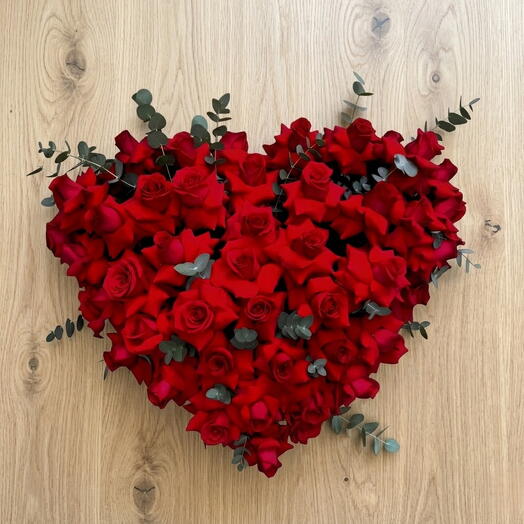Centro de Rosas Rojas en Forma de Corazon