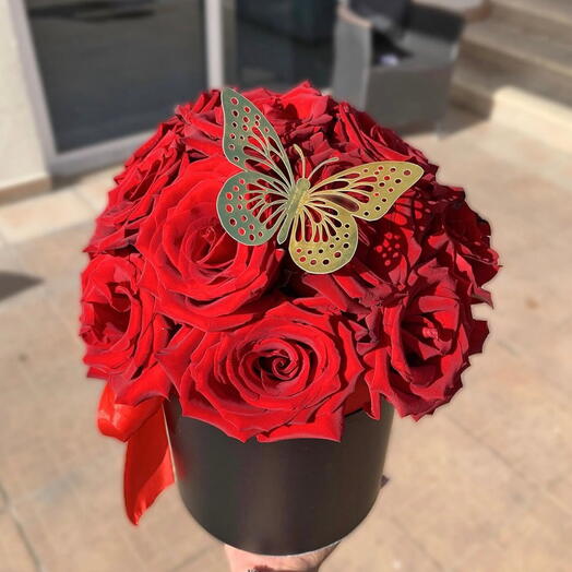 Cesta con rosas rojas con mariposa