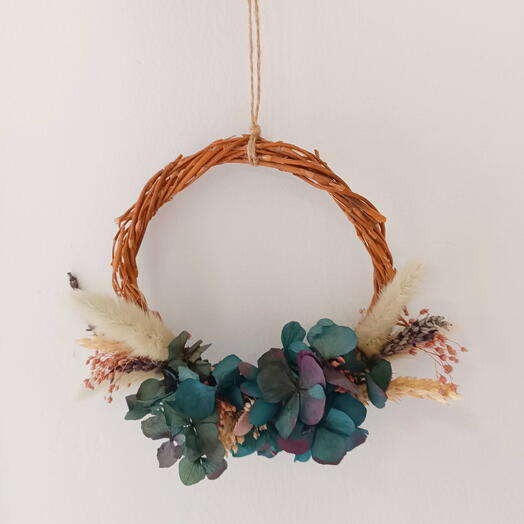 Corona de flores preservadas azul pequena