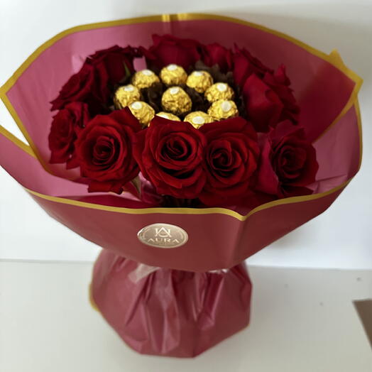 Bouquet of roses with Ferrero Rocher