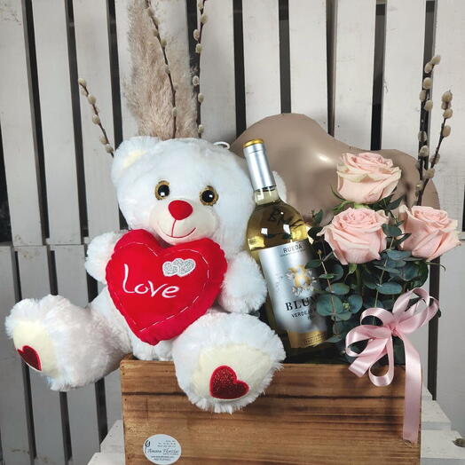 Caja romantica con 3 rosas rosadas, vino blanco y peluche