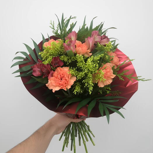Ramo mixto en tonos coral y verde con claveles y alstroemerias