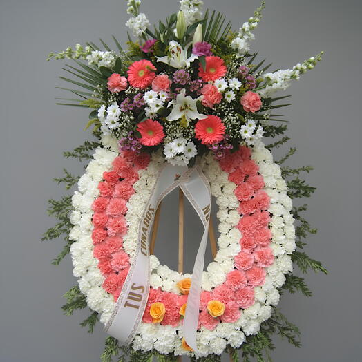 Corona funeraria oval clasica en blanco y rosa con cabecera floral