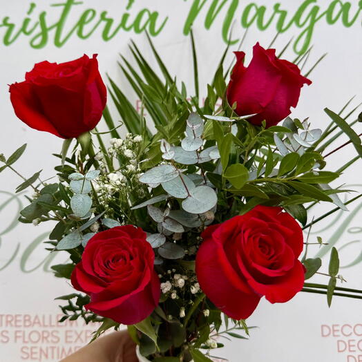 Ramo de 4 rosas rojas