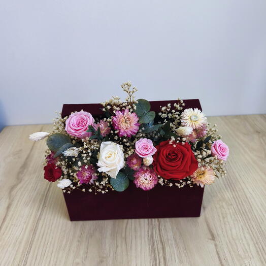 Caja de terciopelo burdeos con rosas preservadas – regalo romantico