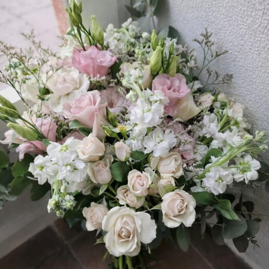 Ramo romantico en tonos rosados y blancos