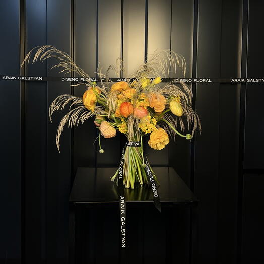 Signature bouquet in yellow tones