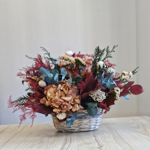 Preserved flower arrangement in a basket | Elegant autumn