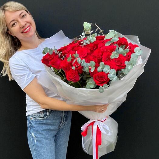 Bouquet 184 – Bouquet of 35 premium red roses with fresh eucalyptus