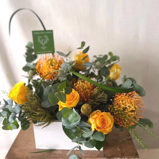 Caja de flores naranjas