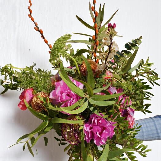 Ramo Campestre con Rosas Inglesas Fucsia y Claveles – Arreglo Floral Silvestre