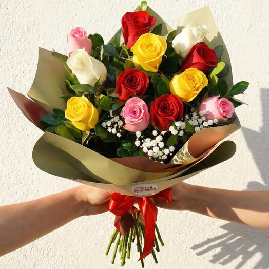 Ramo de 12 Rosas Multicolor – Alegria, Amor y Color en un Solo Bouquet