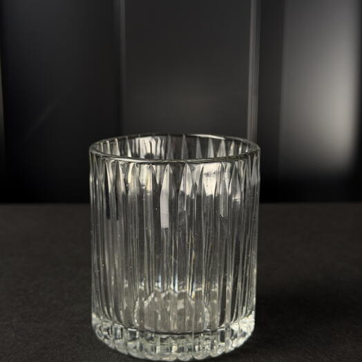 Cilindro de vidrio tallado con lineas verticales de ARAIK GALSTYAN