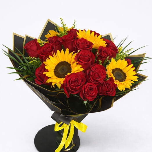 Букет Солнечная Любовь (15 роз + 5 подсолнухов)