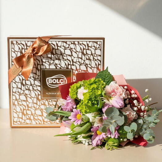 Alma Dulce – Bouquet of assorted flowers with lilac tulips and Bolci chocolates