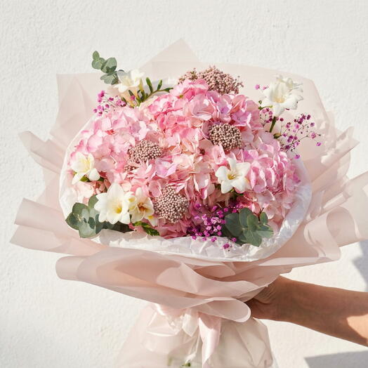 Ramo de hortensias y fresia