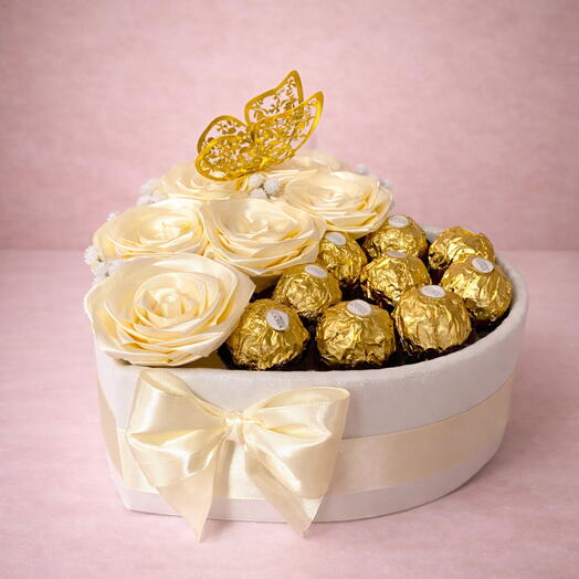 Elegante regalo en caja corazon con  rosas crema y Ferrero Rocher