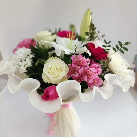 Ramo de Flores Olivia – Elegancia Natural en Tonos Rosados y Blancos