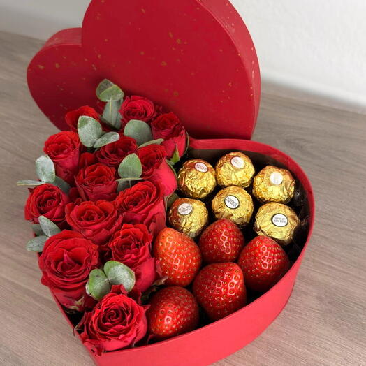 Caja mediana con rosas, bombones y fresas