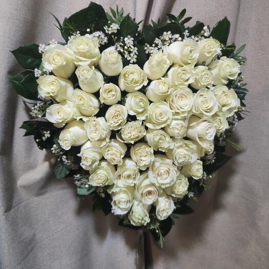 Corazon de rosas blancas