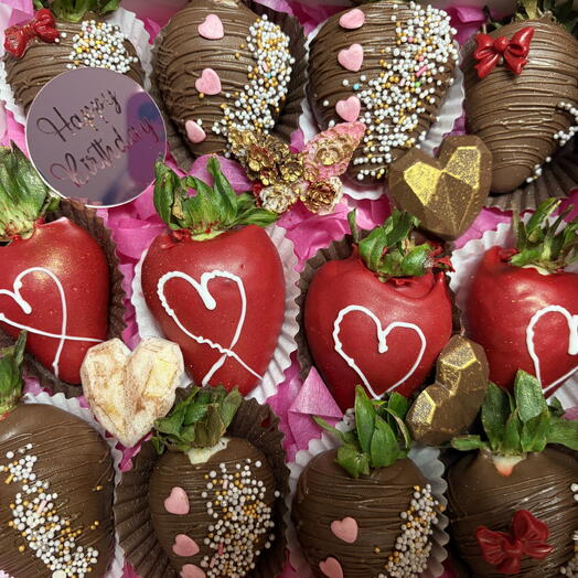 Caja de 12 fresas cubiertas en chocolate con leche y chocolate blanco tenido en rojo