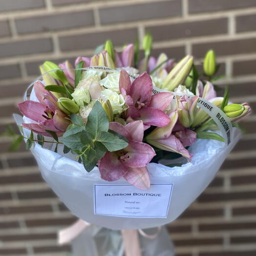 Dawn Colors / 7 lilies and roses