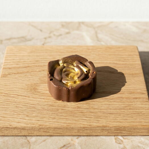 Bombon de chocolate belga,frutos secos,pan de oro comestible