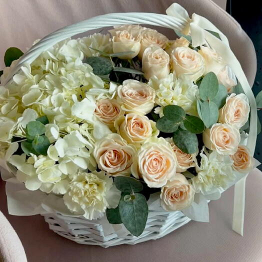 Cesta con hortensia y rosas