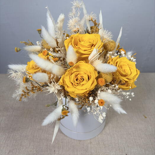 Arreglo de flores secas y preservadas "Sun-kissed Velvet" en sombrerera blanca. Flores secas