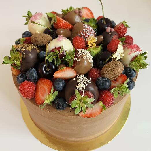 Bizcocho de chocolate y frutas frescas