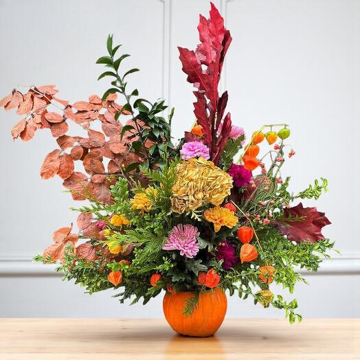 Centro de Mesa Otonal con Calabaza Natural y Crisantemos – Arreglo Floral de Temporada