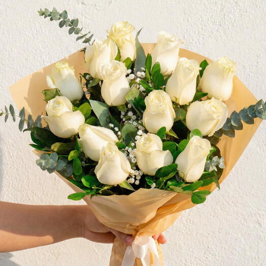 Ramo de 12 Rosas Blancas – Pureza, Paz y Elegancia Natural