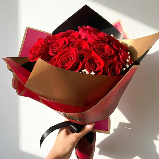 Bouquet de 25 roses rouges avec gypsophile – bouquet romantique premium