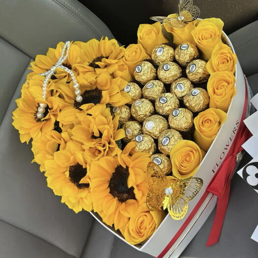 Corazon de girasoles,rosas amarillas y chocolates Ferrero
