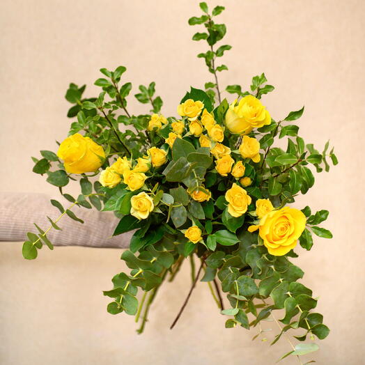 Ramo de rosas amarillas y verdes