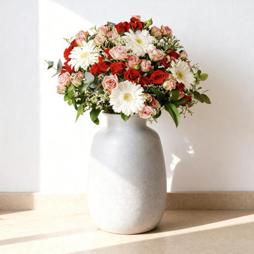 Arreglo Floral Bridgetown – Bouquet Elegante con Rosas Spray, Gerberas y Eucalipto en Florero