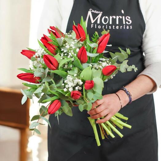 Букет из 12 красных тюльпанов