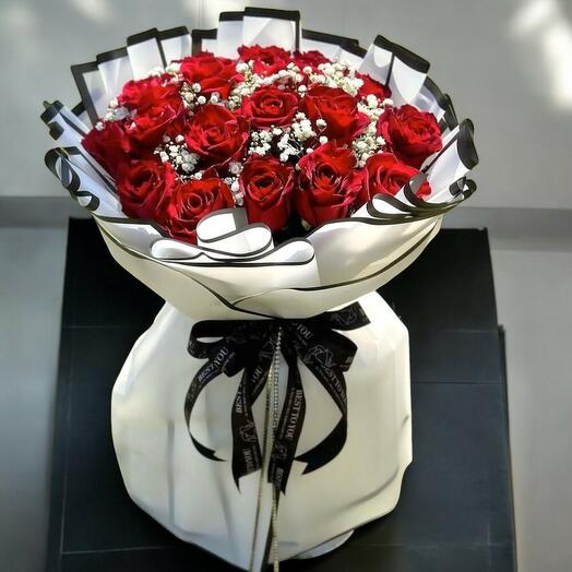 Bouquet Elegancia Pura – 35 Rosas Rojas y Paniculata Blanca