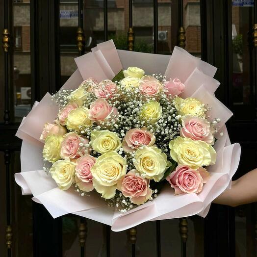 Ramo Elegante de 25 Rosas en Tonos Suaves con Gypsophila