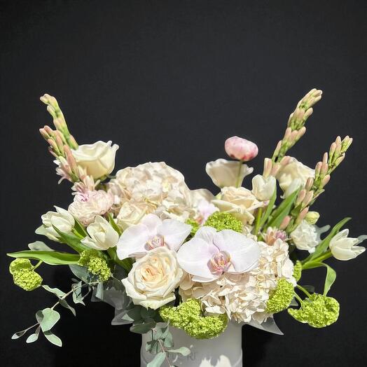 Arreglo Floral de Lujo en Caja Blanca – Flores Elegantes y Frescas