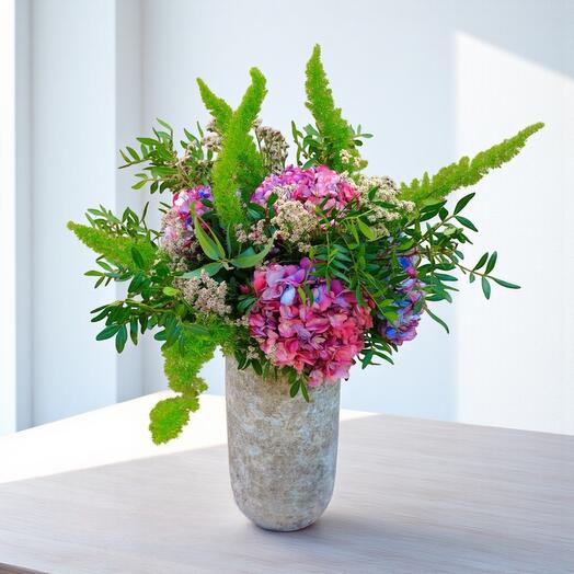 Ramo de Hortensias de Colores Vivos con Limonium y Lentisco – Arreglo Floral De Autor
