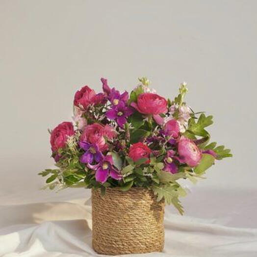 MACETERO DE RAFIA CON FLORES DE TEMPORADA