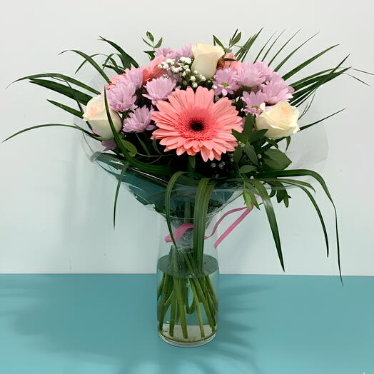 Ramo mixto en tonos rosa con gerbera central y rosas crema