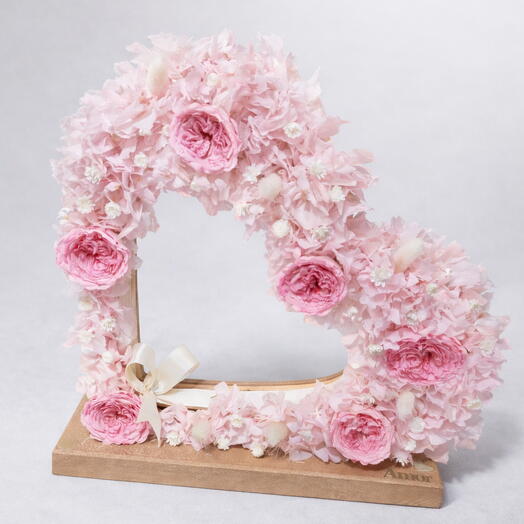 Сердце из розовых сохранённых роз