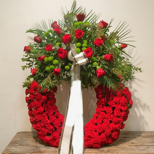 Corona Funeraria con Rosas Rojas y Claveles – Homenaje Floral Elegante para Despedidas