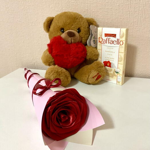 Lindo set de regalo con una rosa eterna y chocolate