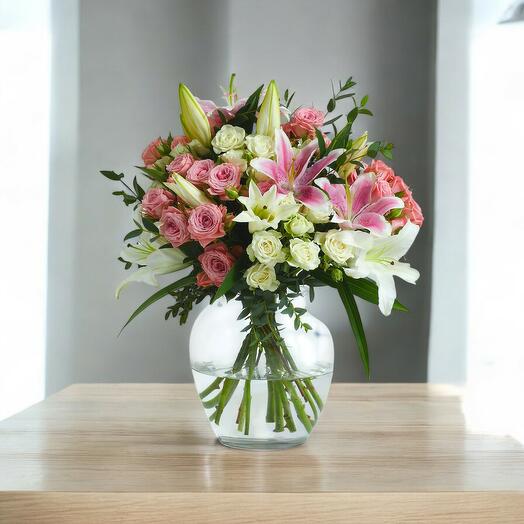 Букет кустовых роз и лилий