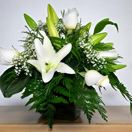 Arreglo Floral de Lirios y Rosas Blancas – Elegancia Pura