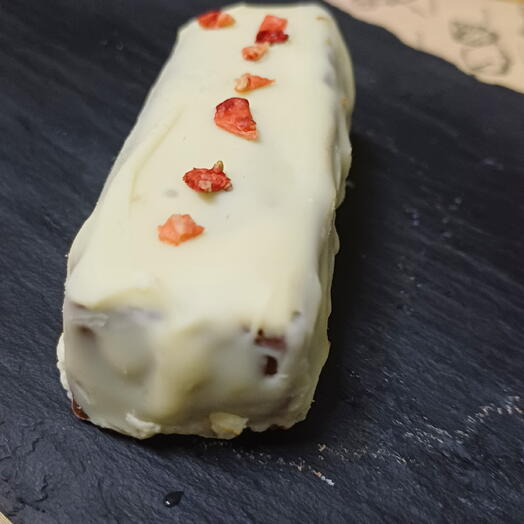 Barritas energeticas con chocolate blanco decoradas con fresas deshidratadas