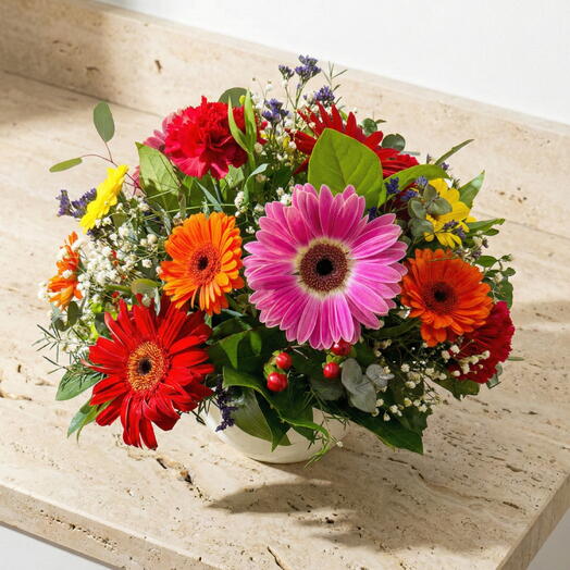 Centro Floral Jardin de Alegria – Gerberas Multicolor y Flores de Temporada en Ceramica